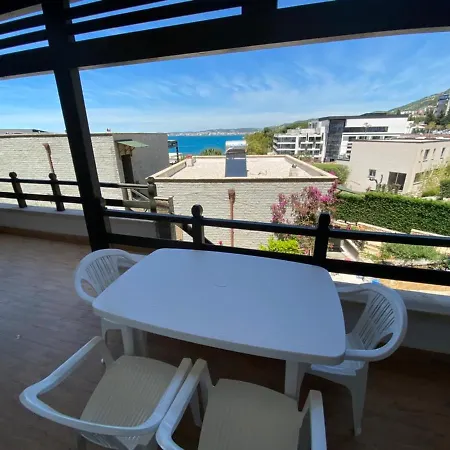 Aquamarine Residence Villa *